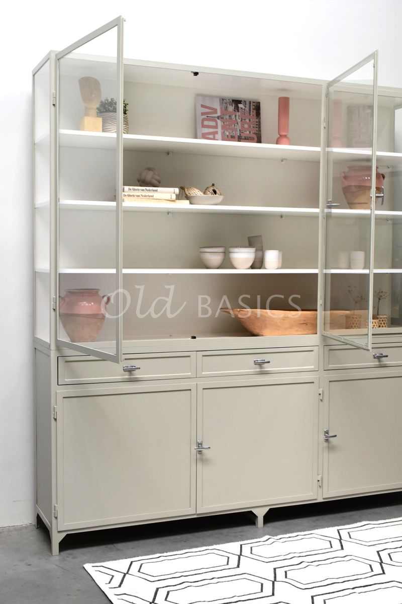 Detail van Apothekerskast Ferro, 3 deuren, RAL7032, grijs, groen, materiaal staal